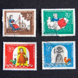 Набор благотворительных марок Сказки - Госпожа Метелица, Германия 1967 год (полный комплект)